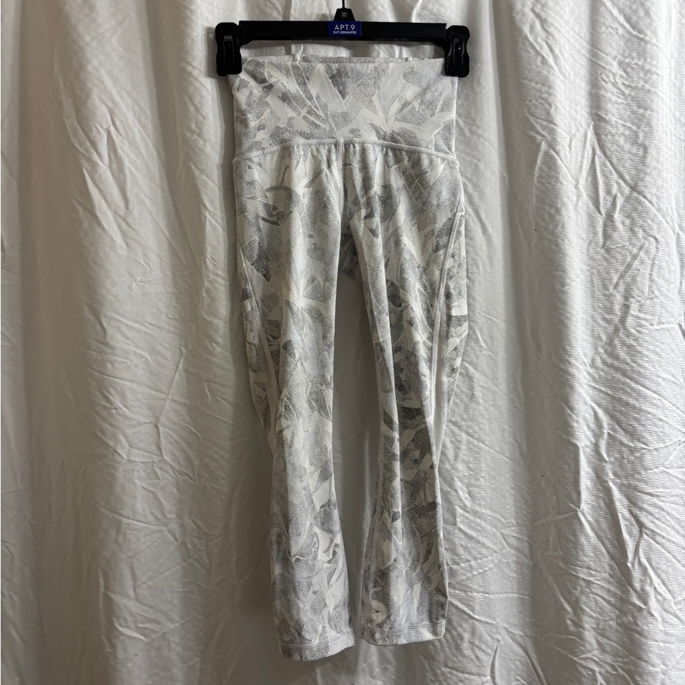 Lululemon Train Times 7/8 Jasmine White Leggings. Size 2. NWOT.